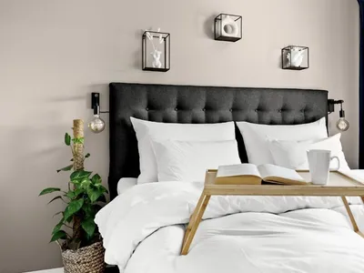 Soverom med plass til queen size seng med sengegavl, og skyvedørsgarderobe. Stilrene og dekorative detaljer